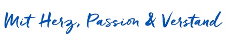 In der WS Datenservice Hausfarbe blau dargestellter bekannter Slogan „Mit Herz, Passion & Versand“ hier im typografischen Stilelement der Schreibschrift.